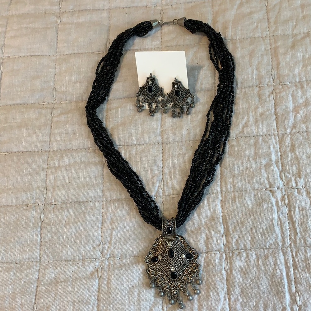 Beaded necklace/earrings with silver tone brooch